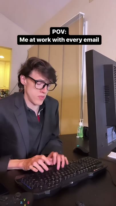 Frame at 3 seconds: The creator looks down and resumes typing; the transcript places the end of the insult around 4.2 seconds.