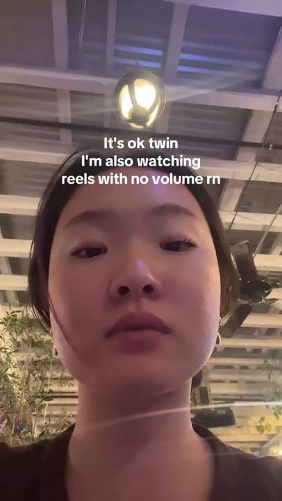 Frame at 1 seconds: The creator holds the same gaze and framing while the text stays visible.