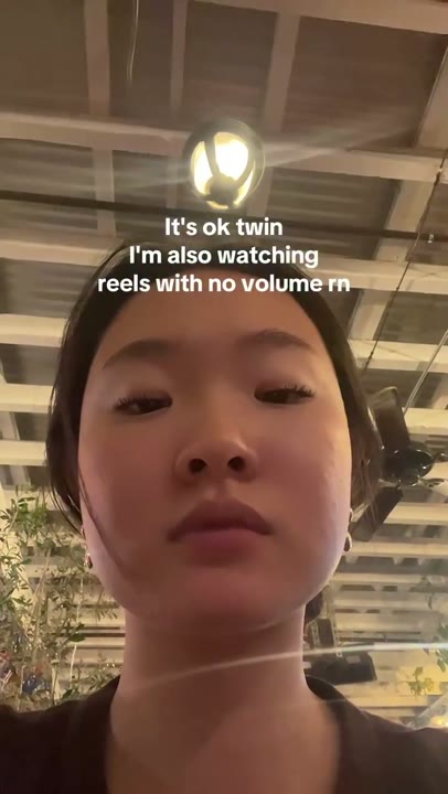 Frame at 2 seconds: The creator holds the same gaze and framing while the text stays visible.