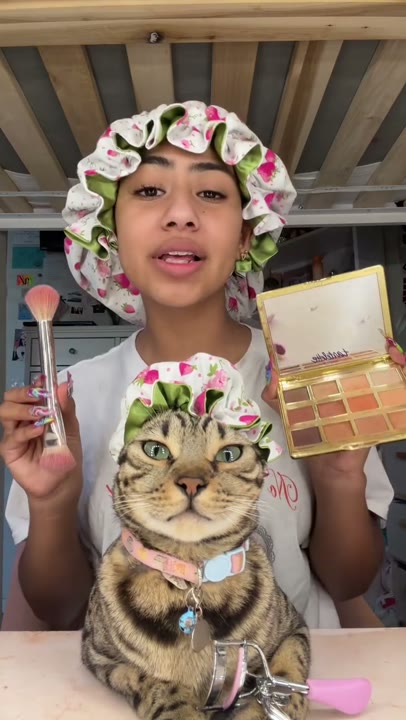 Frame at 3 seconds: The creator displays the makeup props, then raises the palette toward the camera around five seconds.