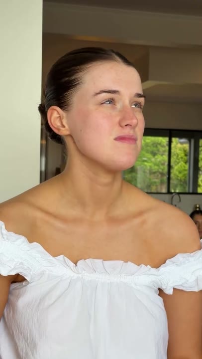 Frame at 3 seconds: The overlay disappears and the video transitions to the finished makeup look, visible by 4.72 seconds.