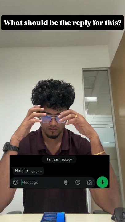 Frame at 0 seconds: The question banner and “Hmmm” message appear immediately while the creator holds their forehead and gradually looks up.